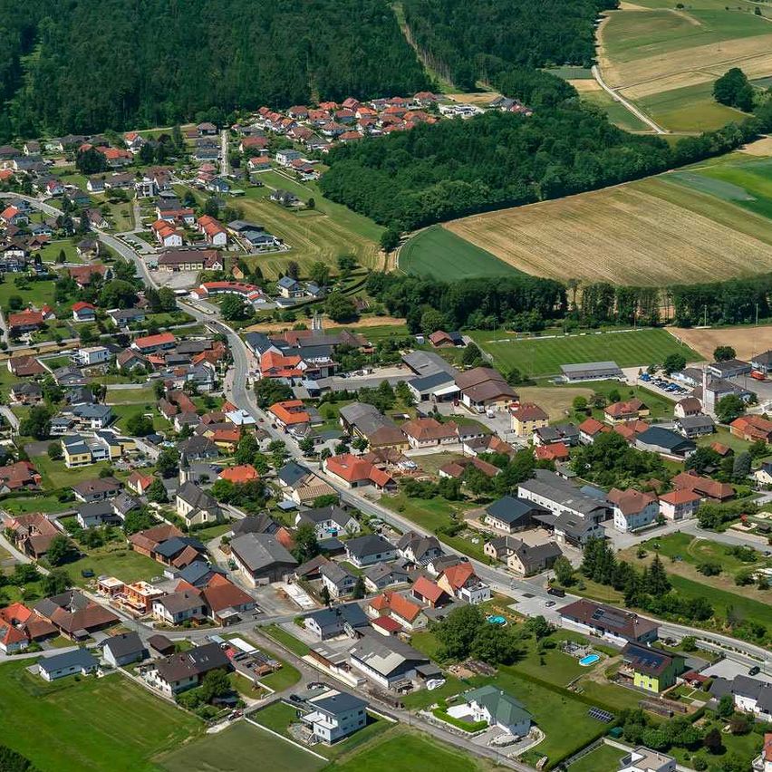 Bild enthält, Outdoors, Building, Cityscape, Nature, Aerial View, Countryside, Suburb