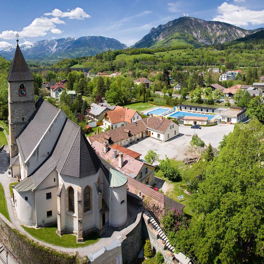 Bild enthält, Outdoors, Building, Road, Nature, Aerial View, Housing, House, Suburb