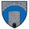Ein Schild mit blauem Hintergrund zeigt einen steinernen Turm mit einem gewölbten Eingang und Fenstern. Der Turm wird von einem grauen Steinbogen oben eingerahmt.