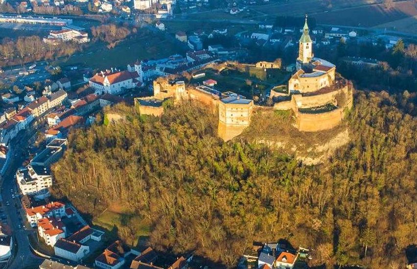 Bild enthält, City, Urban, Building, Cityscape, Outdoors, Castle, Fortress