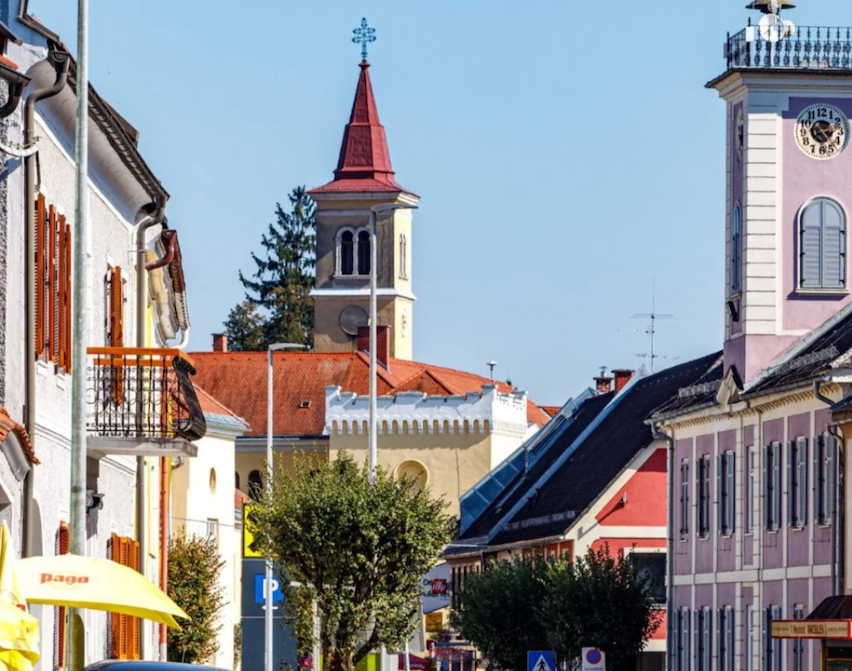 Bild enthält, Neighborhood, City, Urban, Suburb, Clock Tower, Street, Cityscape, Car, Wheel, Housing