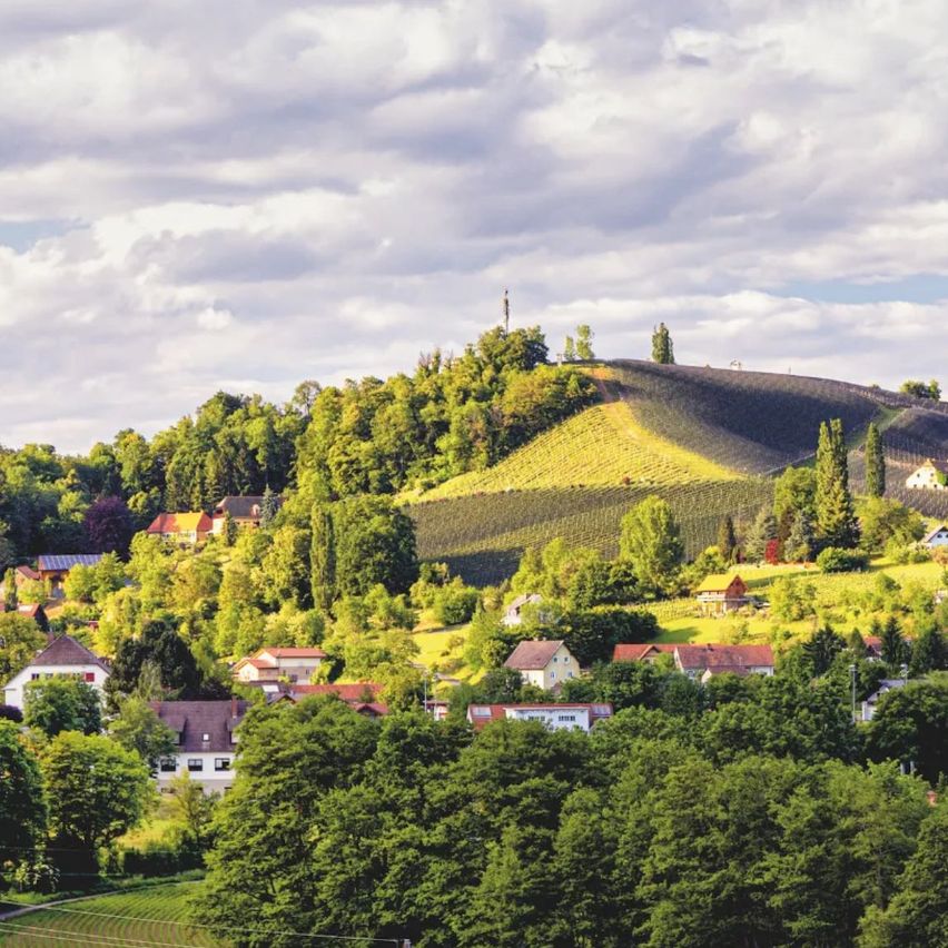 Bild enthält, Nature, Outdoors, Scenery, Landscape, Countryside, Tree, Rural, Village, Building, Fir