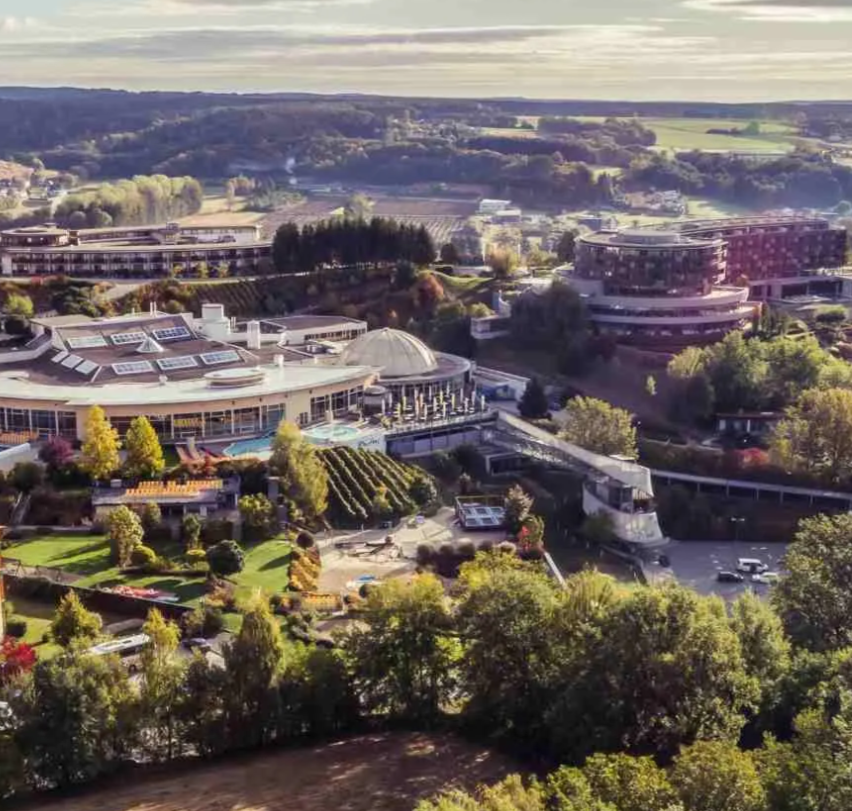 Bild enthält, Building, Cityscape, Urban, Outdoors, Amusement Park, Theme Park, Aerial View, Arena, Stadium