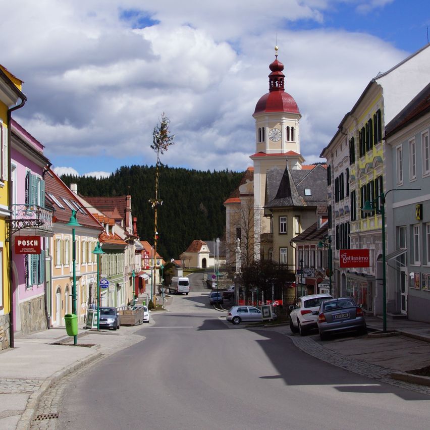 Bild enthält, Path, Road, City, Street, Urban, Sidewalk, Neighborhood, Walkway, Intersection, Building