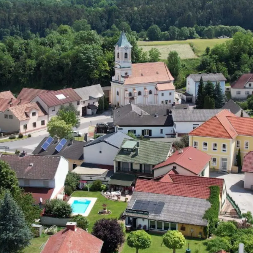 Bild enthält, Outdoors, Nature, Building, Countryside, Rural, Village, Suburb