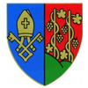 Ein heraldischer Schild, der in zwei Abschnitte geteilt ist; linker Abschnitt in Blau mit Bischofsmütze und gekreuzten Schlüsseln, rechter Abschnitt in Rot mit Weinreben und einem grünen Feld.