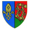 Ein heraldischer Schild, der in zwei Abschnitte geteilt ist; linker Abschnitt in Blau mit Bischofsmütze und gekreuzten Schlüsseln, rechter Abschnitt in Rot mit Weinreben und einem grünen Feld.