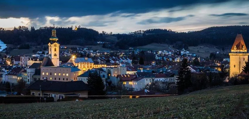 Bild enthält, Cityscape, Urban, Outdoors, Nature, Scenery, City, Countryside, Clock Tower, Monastery, Rural