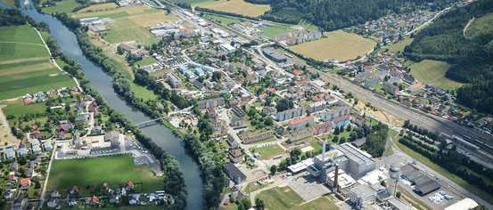 Luftaufnahme einer Stadt mit vielen Gebäuden und einem Fluss, der durch sie fließt.