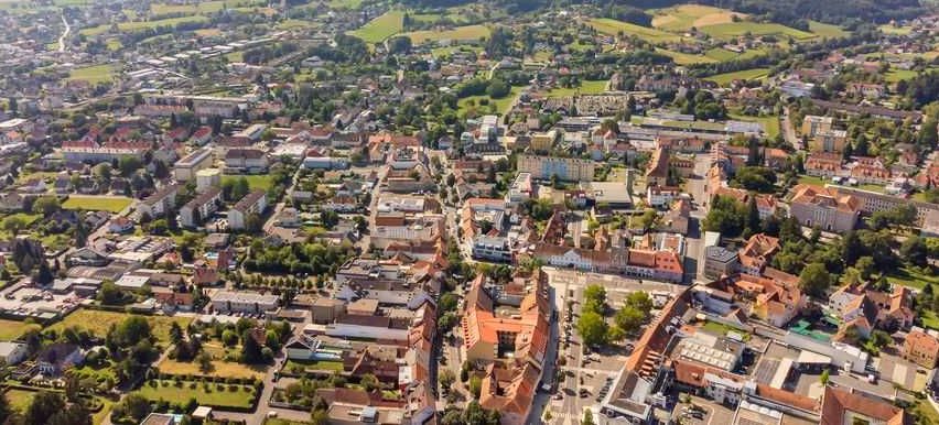 Bild enthält, Building, Cityscape, Urban, Outdoors, Nature, City, Vegetation, Aerial View, Landscape, Woodland