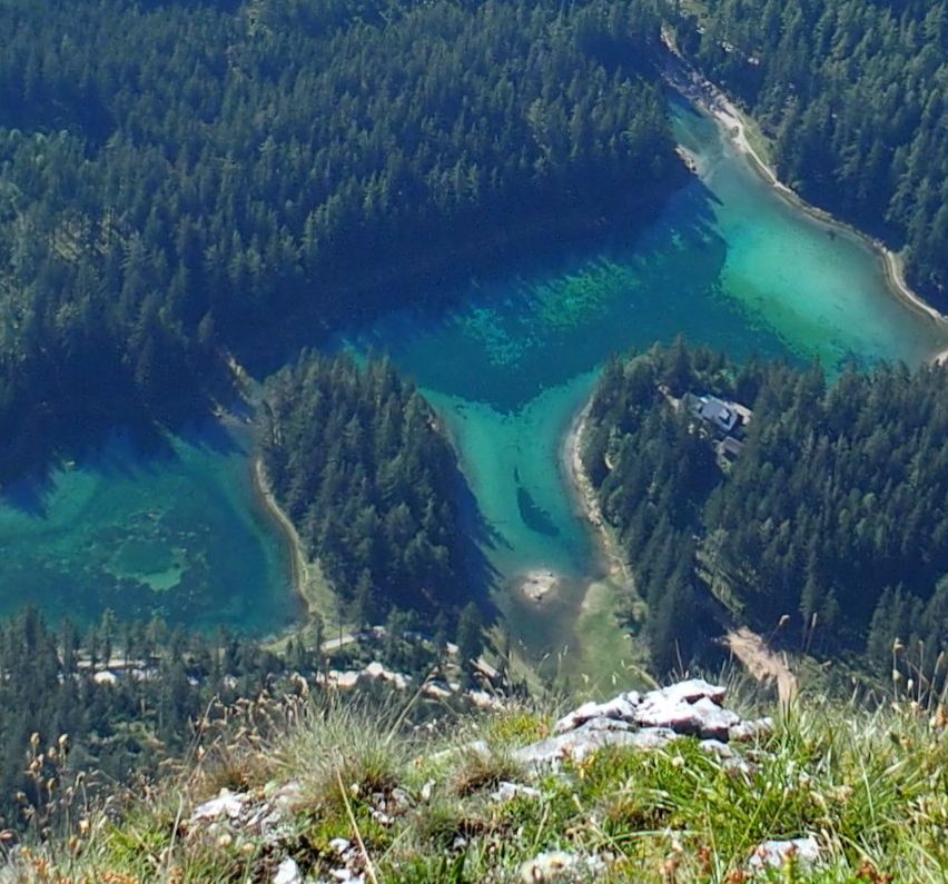 Bild enthält, Nature, Outdoors, Wilderness, Slope, Scenery, Mountain, Valley, Mountain Range, Vegetation, Tree