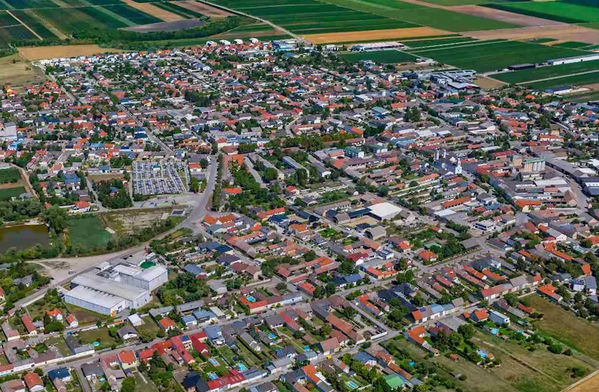 Bild enthält, Outdoors, Nature, Building, Cityscape, Countryside, Windmill, Rural, Aerial View, Suburb, Farm
