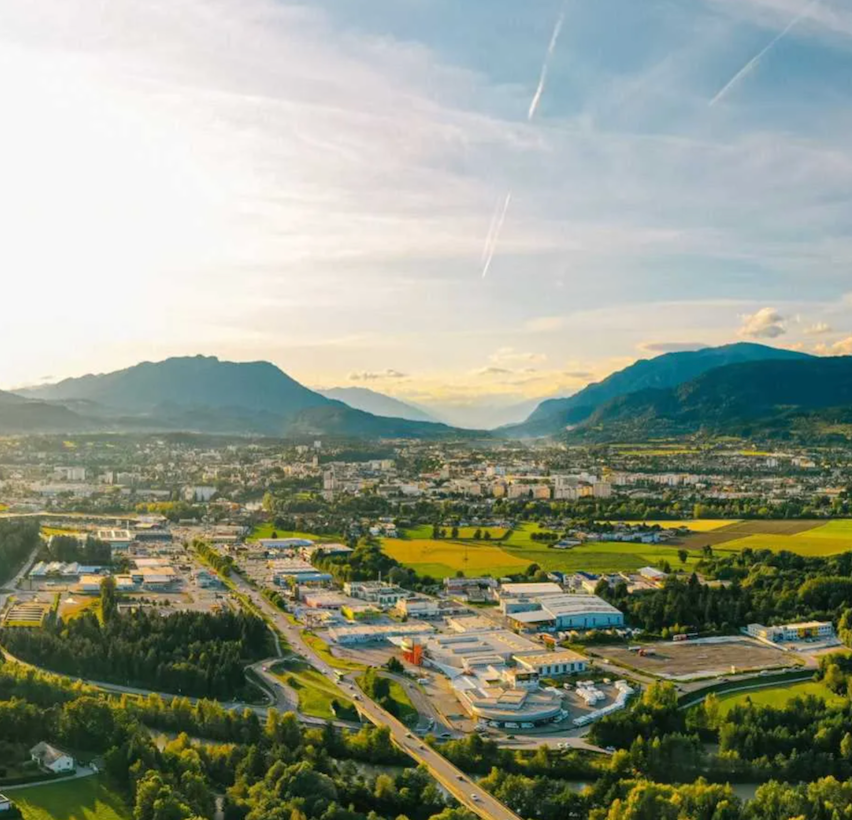 Bild enthält, Outdoors, Cityscape, Urban, Nature, Vegetation, Woodland, Aerial View, Water, Landscape, Sky