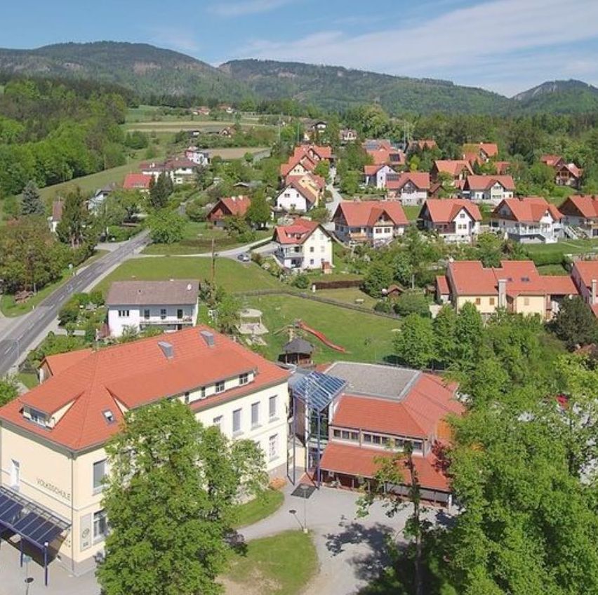 Bild enthält, Outdoors, Building, Suburb, Nature, Countryside, Rural, Village, Car, Housing