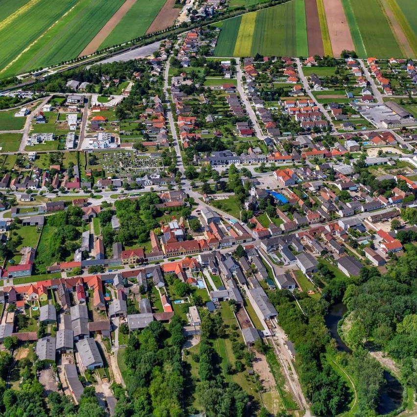 Bild enthält, Outdoors, Nature, Countryside, Rural, Aerial View, Farm, Windmill, Person