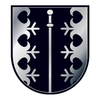 Ein schwarzer und silberner Schild mit einem zentralen Schwert und vier Herzformen auf weißem Hintergrund.