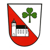 Ein Wappenschild zeigt eine Kirche links und ein Kleeblatt rechts, mit einem roten diagonalen Streifen in der Mitte auf weißem Hintergrund.