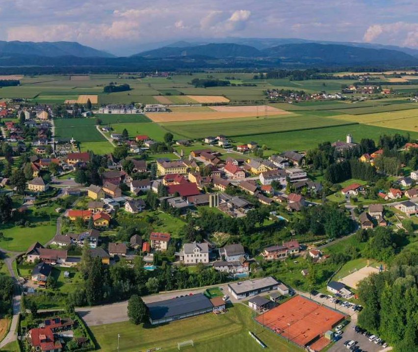Bild enthält, Outdoors, Nature, Countryside, Rural, Village, Building, Landscape, Aerial View, Farm