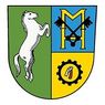 Ein Wappen, das in vier Quadranten unterteilt ist. Oben links zeigt es ein aufsteigendes weißes Pferd. Oben rechts befindet sich ein gelbes M. Unten links ist es grün und unten rechts hat es ein gelbes Zahnrad.
