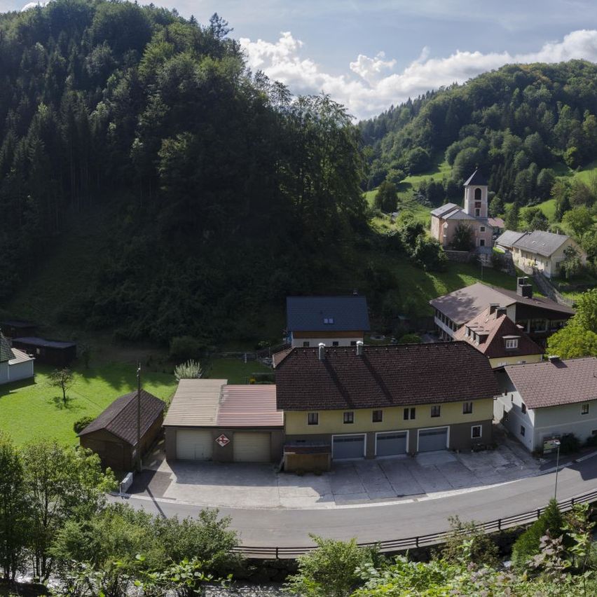 Bild enthält, Outdoors, Building, Housing, Nature, House, Aerial View, Driveway, Countryside, Village