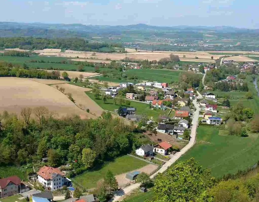 Bild enthält, Outdoors, Nature, Building, Countryside, Rural, Aerial View, Village, Road