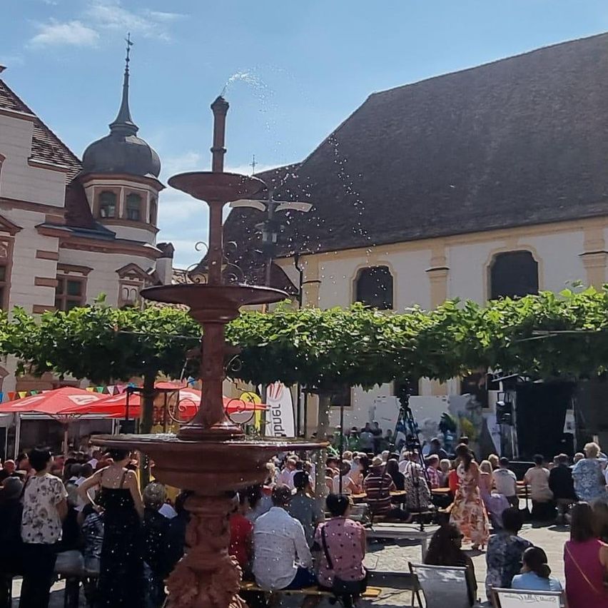 Bild enthält, Urban, City, Person, Accessories, Bag, Handbag, Night Life, Outdoors