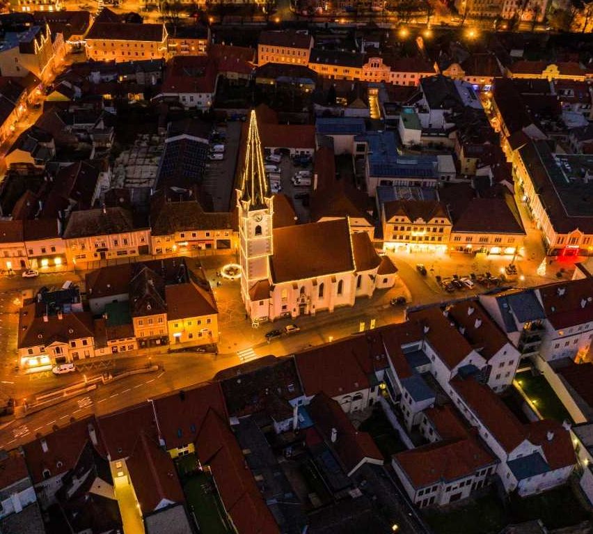 Bild enthält, Urban, City, Building, Cityscape, Neighborhood, Downtown, Outdoors, Road, Metropolis, Suburb