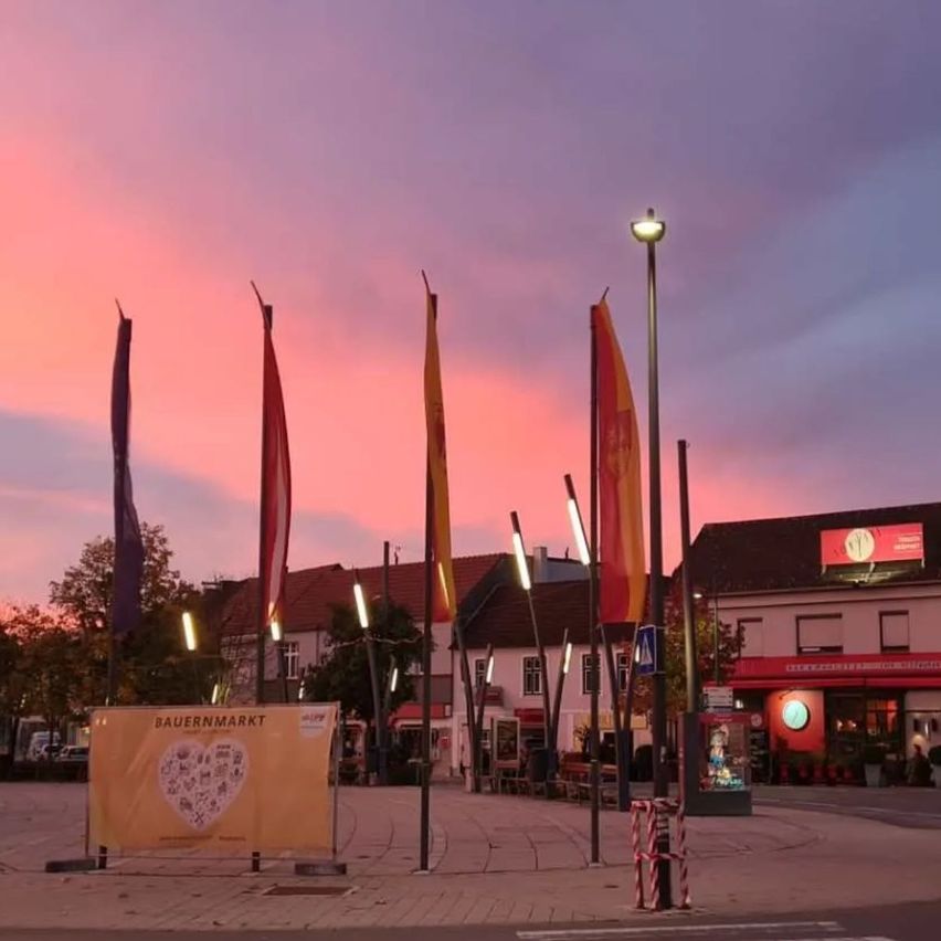 Bild enthält, City, Neighborhood, Road, Street, Urban, Downtown, Bench, Cityscape, Plant, Person