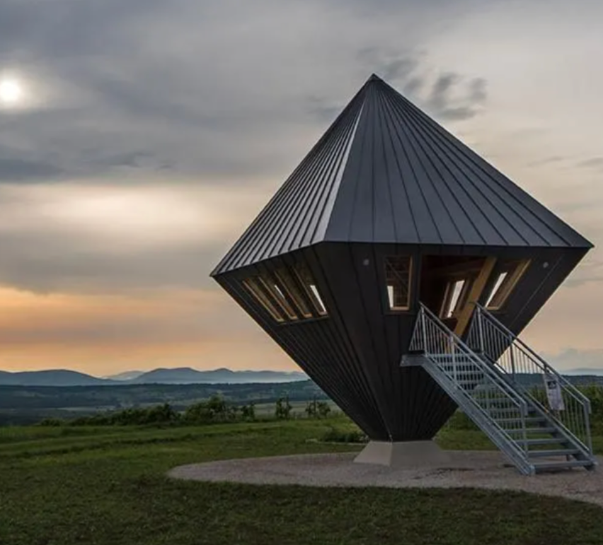 Bild enthält, Nature, Outdoors, Sky, Horizon, Shelter, Scenery, Housing, Moon, House