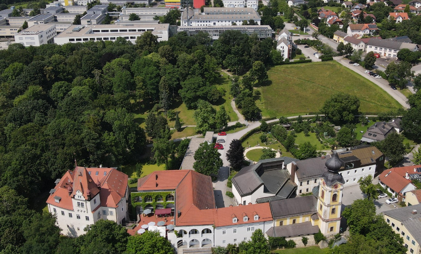 Bild enthält, Outdoors, Building, Housing, Cityscape, House, Aerial View, Suburb, Car, Nature