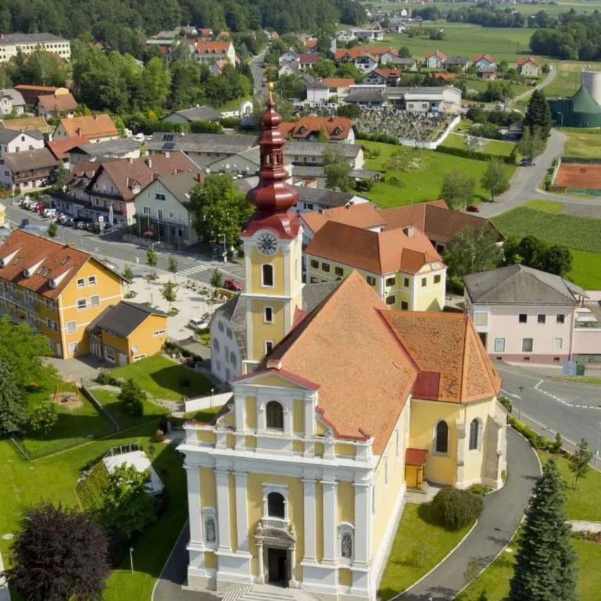 Bild enthält, Building, Outdoors, Truck, Housing, House, Aerial View, City, Driveway, Urban