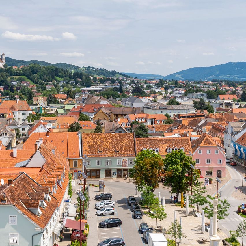 Bild enthält, Building, Cityscape, Urban, City, Neighborhood, Car, Housing, House, Roof, Outdoors