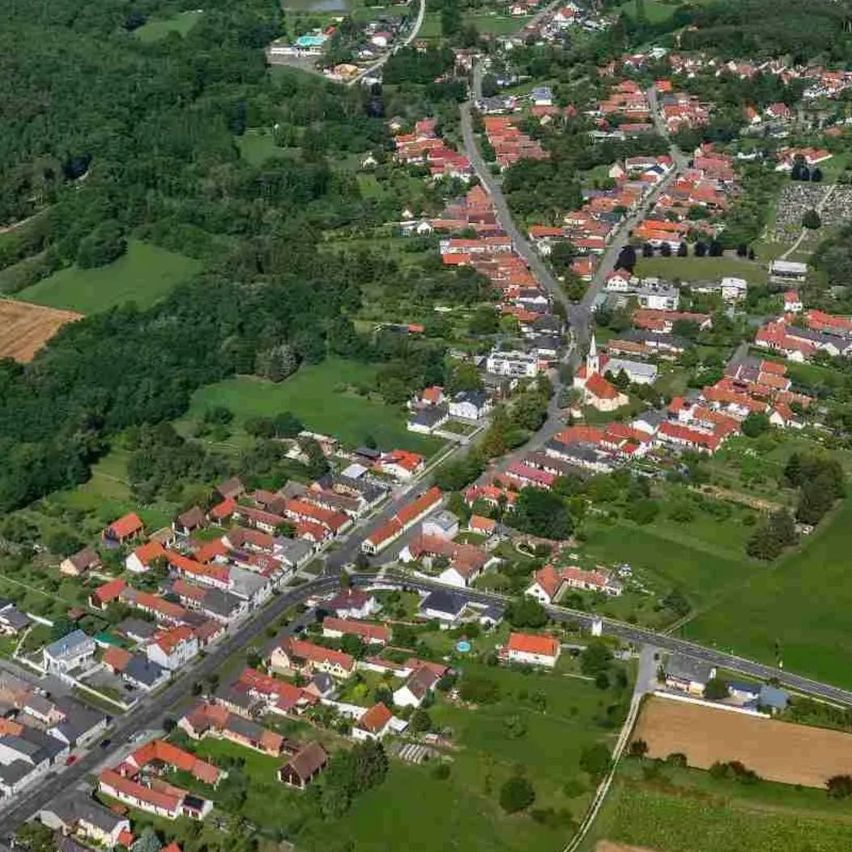 Bild enthält, Outdoors, Road, Nature, Building, Cityscape, Urban, Aerial View, Countryside, Rural