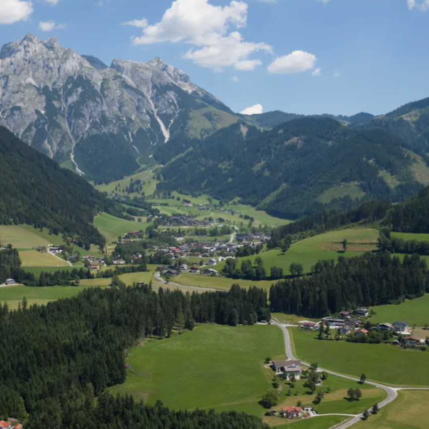 Bild enthält, Outdoors, Nature, Scenery, Mountain, Mountain Range, Landscape, Countryside, Sky, Grass, Peak