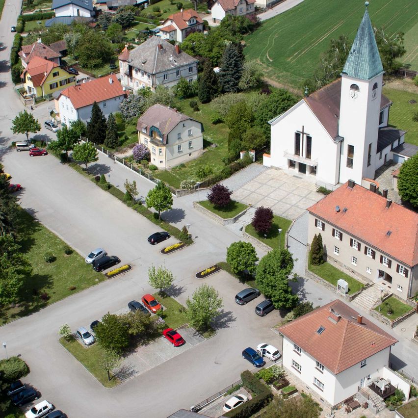 Bild enthält, Building, Outdoors, Suburb, Housing, Aerial View, House, Driveway