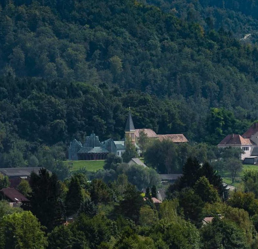 Bild enthält, Land, Nature, Outdoors, Tree, Vegetation, Woodland, Countryside, Rural, Village, Building