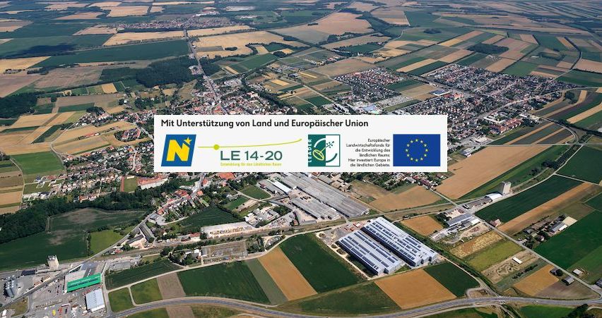 Bild enthält, Outdoors, Building, Nature, Countryside, Aerial View, Rural, Airport, Farm