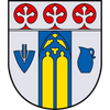 Das Wappen zeigt drei rote Rundstücke mit weißen Kreuzen. Unten befindet sich ein blauer Schild mit einem weißen Symbol, ein blau-gelber Bogenabschnitt und eine blaue Kanne.