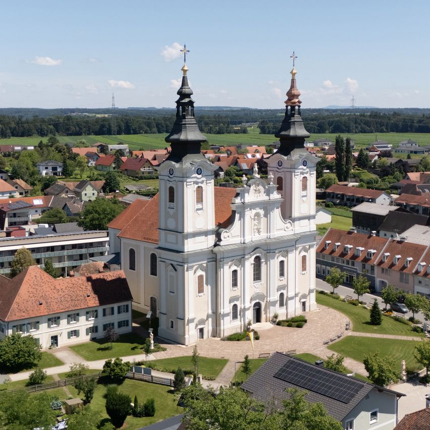 Bild enthält, Building, Housing, Outdoors, Cityscape, Urban, House, Roof, City, Car, Aerial View