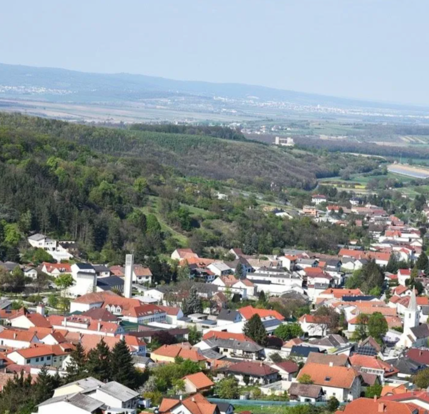 Bild enthält, Outdoors, Building, Nature, Suburb, Cityscape, Countryside, Rural, Village, Windmill