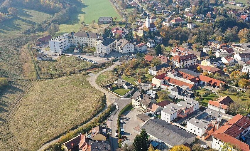 Bild enthält, Outdoors, Building, Nature, Aerial View, Countryside, Suburb, Rural, Village, Cityscape, Housing