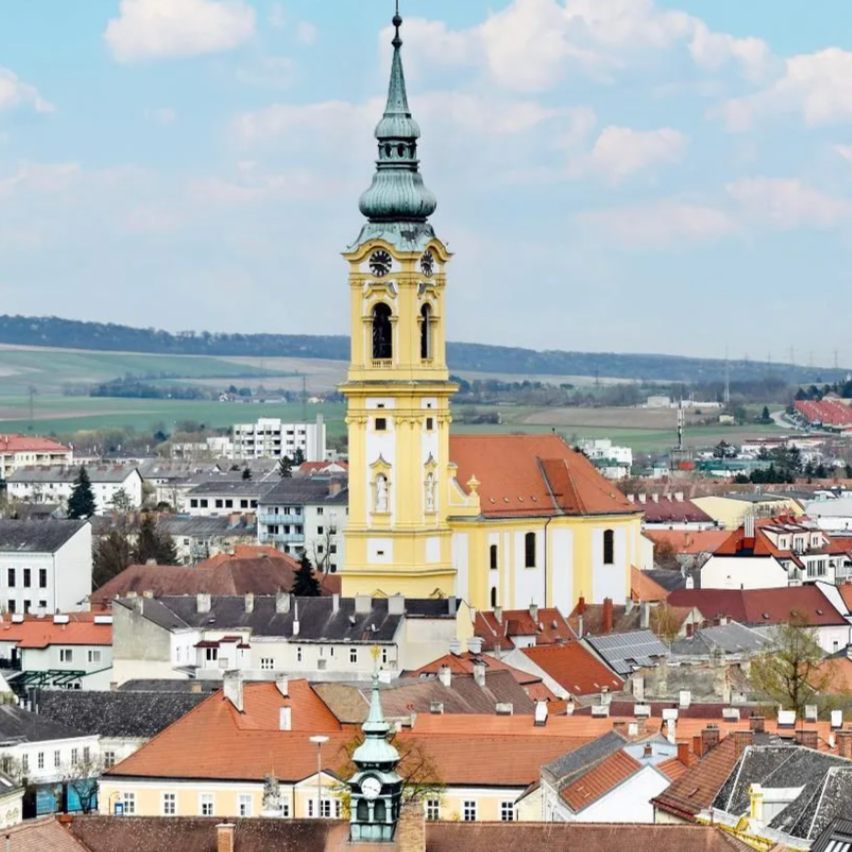 Bild enthält, Cityscape, Urban, City, Clock Tower, Outdoors, House, Housing, Roof, Nature