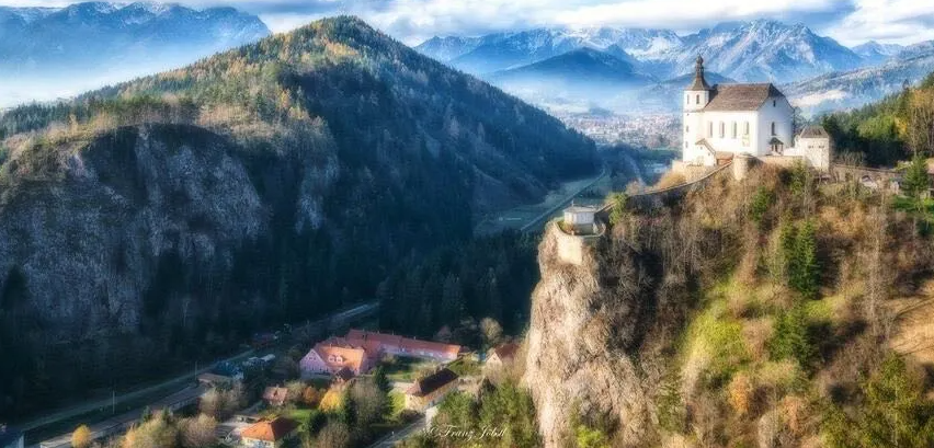 Bild enthält, Architecture, Building, Outdoors, Nature, Scenery, Landmark