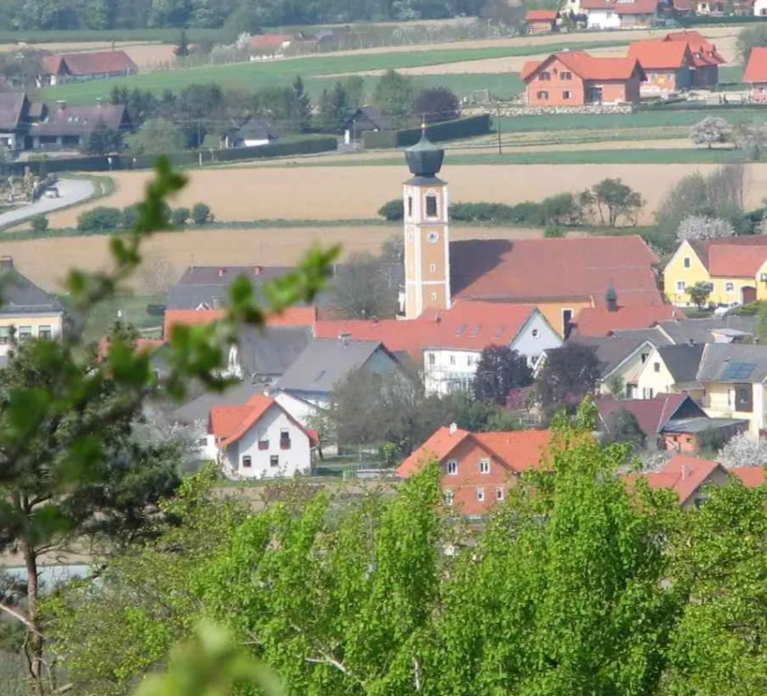 Bild enthält, Nature, Outdoors, Countryside, Rural, Village, Building, Monastery, Tree, Scenery, Vegetation