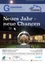 Titelseite einer Broschüre für das Jahr 2025 mit dem Titel 'Neues Jahr - neue Chancen'. Die Titelseite zeigt eine Nachtansicht eines Gebäudes mit Lichtern und einem kreisförmigen Kunstwerk im Vordergrund.