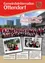 Ein Poster mit dem Titel 'Frohtenmusikkapelle Ottendorf goes China!' zeigt eine Gruppe von Musikern, die mit Flaggen posieren und einen großen Bau im Hintergrund. Eine Collage auf der linken Seite zeigt Menschen auf der Chinesischen Mauer, während eine Collage auf der rechten Seite Menschen in traditioneller Kleidung zeigt.