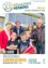 Eine Familie und ein Mann stehen vor einem Schulgebäude mit der Aufschrift '50 Jahre Volksschule' darunter. Sie alle lächeln und scheinen für ein Foto zu posieren.
