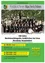 Eine Gruppe von Musikern in traditioneller Kleidung posiert unter einem Baum für ein Foto. Das Bild enthält Veranstaltungsdetails für eine Feier der 100-jährigen Geschichte der Feldkirchener Marktmusikkapelle.