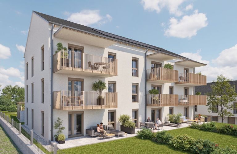 Eine künstlerische Darstellung eines modernen Mehrfamilienhauses mit Balkonen und einem sonnigen Außenbereich, in dem mehrere Menschen auf Sofas entspannen.