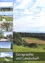 Eine Sammlung verschiedener Landschaften, einschließlich eines Pfades, Dorfes, Baumes, Waldes, Feldes, Flusses und Himmels, mit 'Geographie' am Boden.